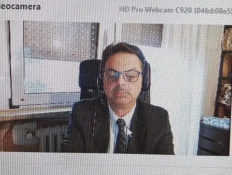 Collegamento video con un relatore durante la presentazione
