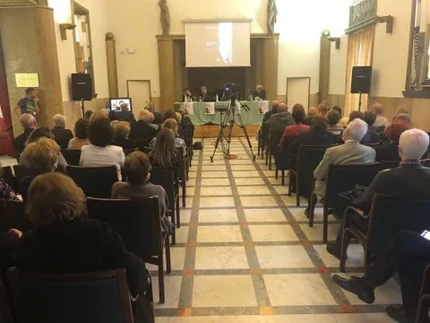 Panoramica della Sala Benito Lanci durante la presentazione de La Scuola della Totalità