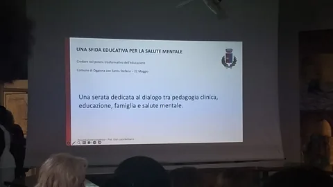 Il pubblico della Sala Consiglio Comunale di Oggiona con Santo Stefano durante la proiezione della slide di apertura della serata