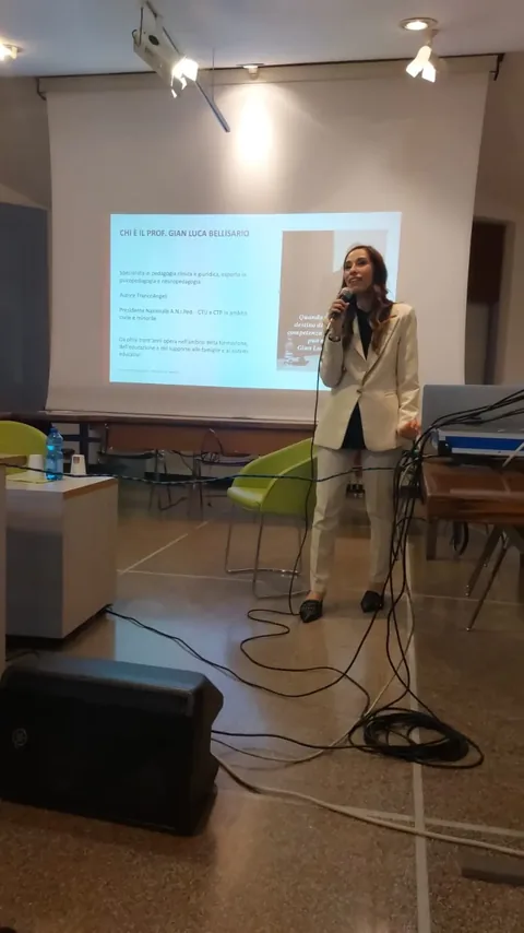 Vanessa Ferro introduce il profilo dell'autore durante la serata