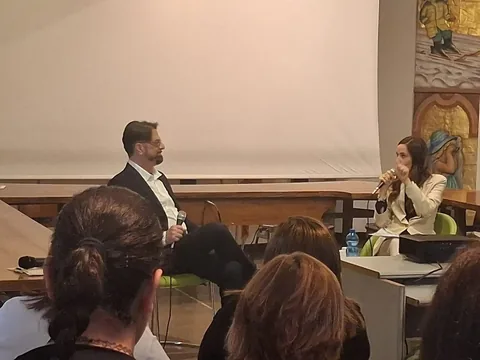 Un momento del confronto con la sala durante la presentazione