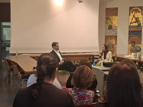 Il dialogo tra Gian Luca Bellisario e Vanessa Ferro durante la presentazione di Educare la Salute Mentale a Oggiona con Santo Stefano