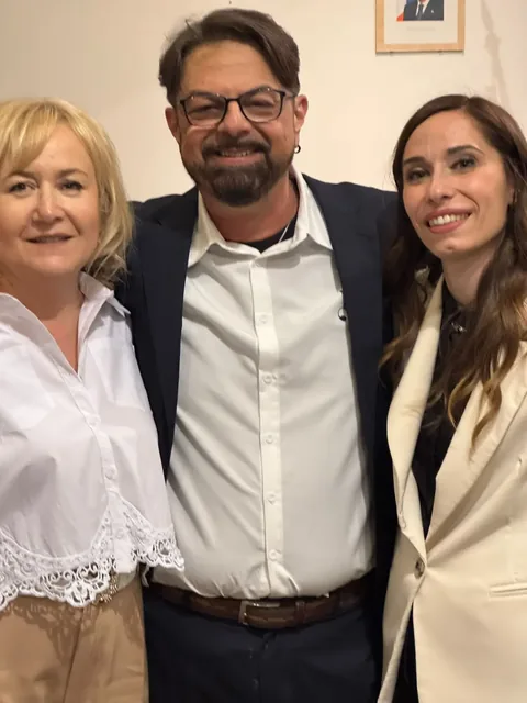 Gian Luca Bellisario durante un momento di intensa argomentazione a Oggiona con Santo Stefano, 22 maggio 2026