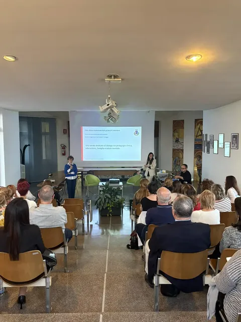 Foto di gruppo a conclusione della serata di presentazione di Educare la Salute Mentale a Oggiona con Santo Stefano, 22 maggio 2026