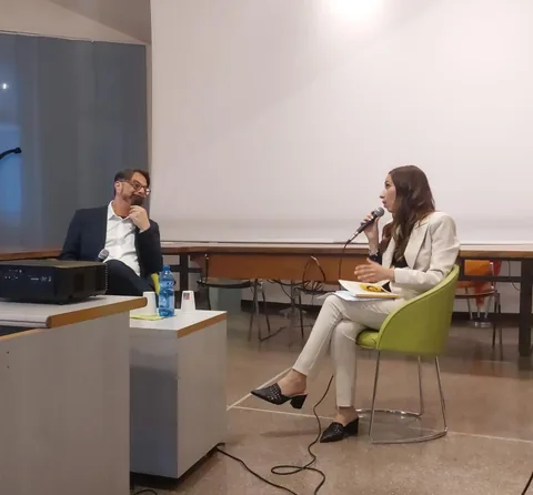 Gian Luca Bellisario e Vanessa Ferro in dialogo davanti al pubblico