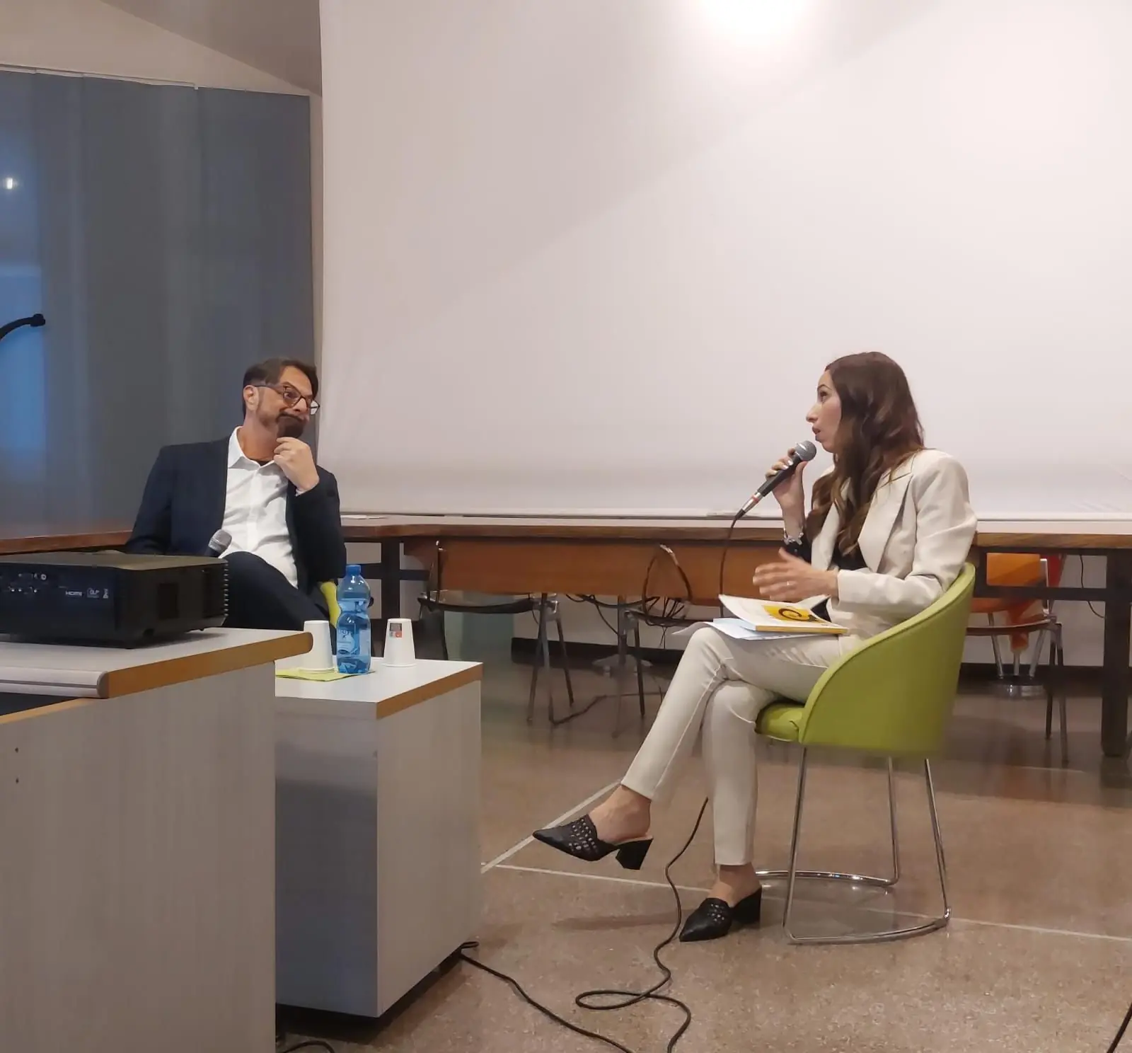 Gian Luca Bellisario e Pier Paolo Bellisario sul palco durante la presentazione di Educare la salute mentale