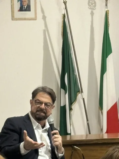 Selfie di gruppo a conclusione della presentazione di Educare la Salute Mentale a Oggiona con Santo Stefano