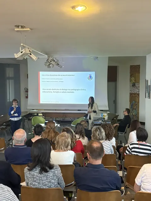 Il titolo della serata Una sfida educativa per la salute mentale proiettato nella Sala Consiglio Comunale di Oggiona con Santo Stefano