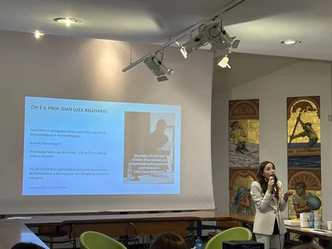 Gian Luca Bellisario con Vanessa Ferro e un ospite dopo la presentazione di Educare la Salute Mentale a Oggiona con Santo Stefano