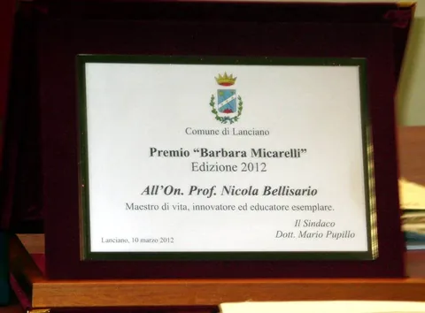 La targa del Premio Barbara Micarelli 2012 intestata all’On. Prof. Nicola Bellisario