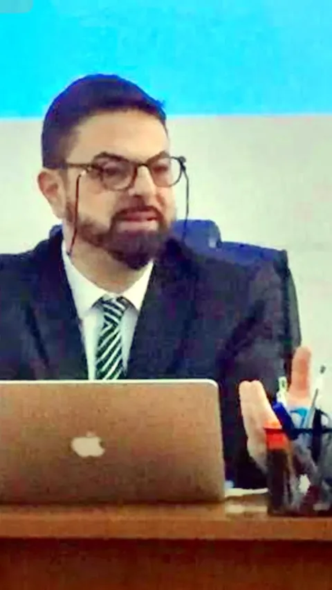 Gian Luca Bellisario durante una relazione pubblica con MacBook