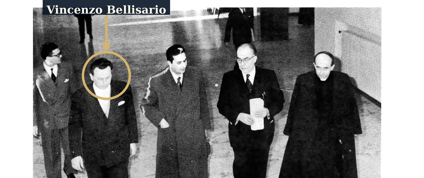 Il senatore Vincenzo Bellisario (secondo da sinistra, indicato) accanto all'On. Aldo Moro, Ministro della Pubblica Istruzione, e al Prof. Gesualdo Nosengo, presidente nazionale dell'UCIIM